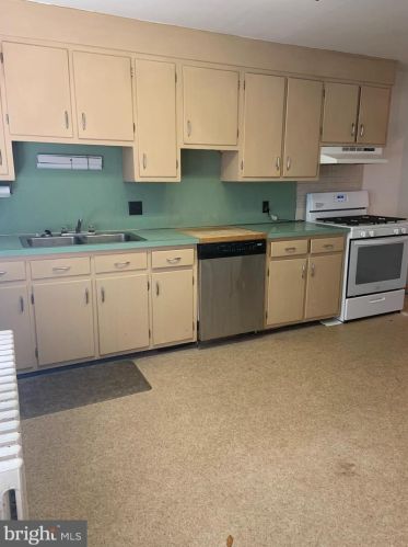 20 Lincoln Ave, Lansdale PA 19446-3621 exterior