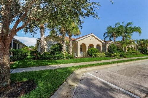 8135 Sorrento Ln, Naples, FL 34114-2668