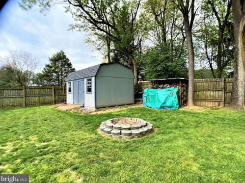 381 Lake St, Ephrata PA  17522-2456 exterior