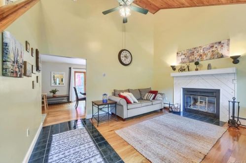30 Hillcrest Dr, Salisbury Mills, NY 12577-5017