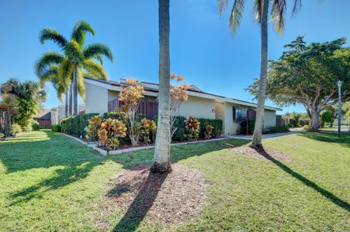 221 Meadows Dr, Boynton Beach, FL 33436-9140