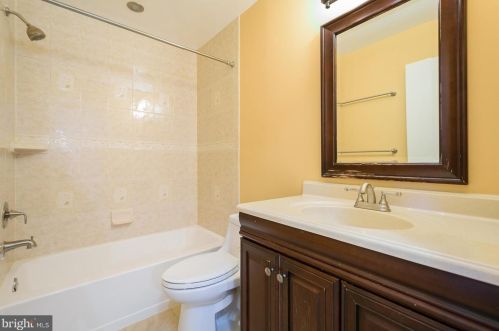 312 Hedgestone Ter, Leesburg VA  20176-4842 exterior