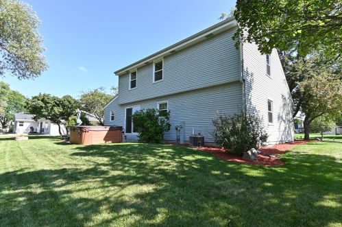 230 Glenwood Rd, Oconomowoc, WI 53066-4239