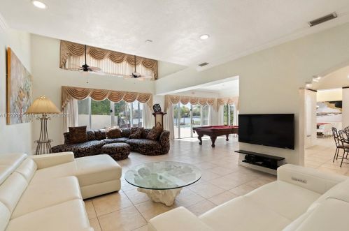 3830 40th Ave, Hollywood FL  33021-1861 exterior