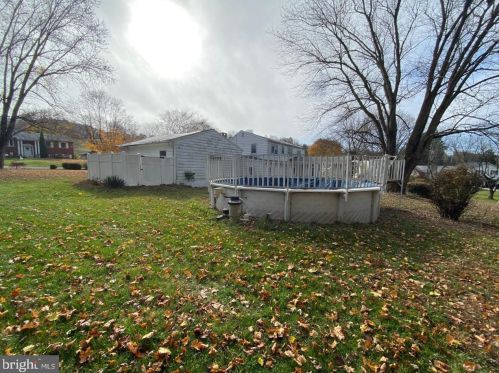 825 Elizabeth Dr, Molino PA  17961-1503 exterior