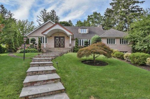 8 Effron Pl, Great Neck, NY 11020-1412