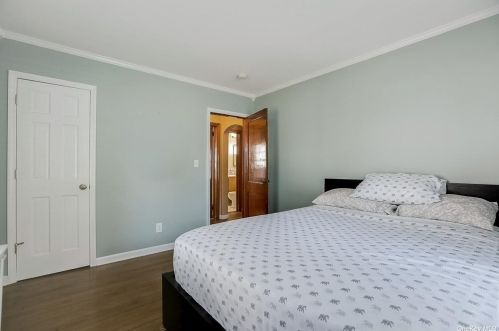 324 Oak Neck Rd, West Islip NY  11795-3613 exterior