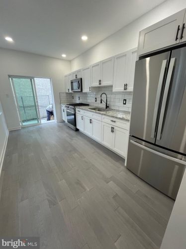 912 30th St, Philadelphia, PA 19130-1143