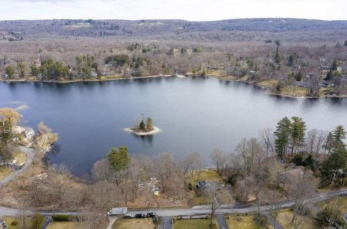 64 Lake Shore Dr, Lewisboro, NY 10590-1309