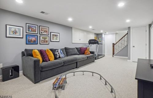 990 Chimney Ridge Dr, Springfield NJ  07081-3702 exterior