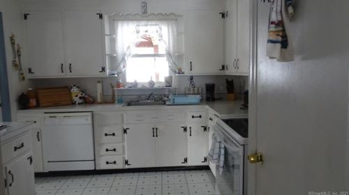 30 Duval St, Manchester CT 06042-2816 exterior