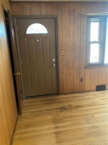 73 Suffolk St, Waterbury, CT 06704-1437