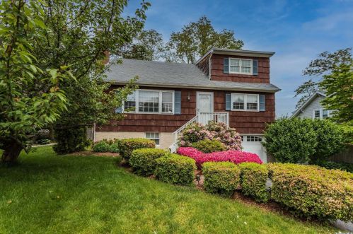 16 Martin Pl, Northport NY  11768-1224 exterior