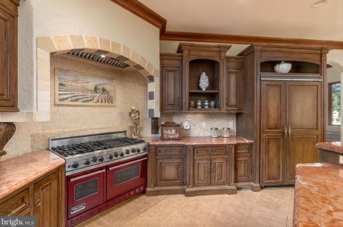 608 Kentland Dr, Great Falls VA  22066-1030 exterior