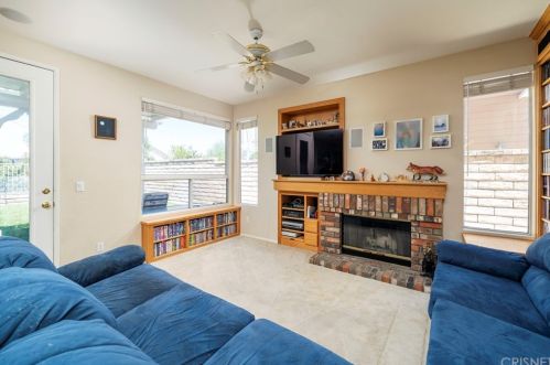 27543 Courtview Dr, Santa Clarita CA  91354-1601 exterior