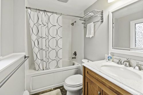 8 Abbott Ave, Ridgefield CT  06877-4407 exterior