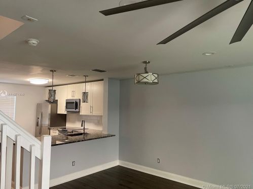 524 208 Dr, Hollywood FL 33029-2198 exterior