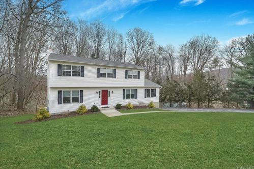 3 Geering Way, Fishkill NY  12524-1136 exterior