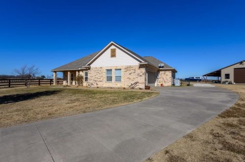 6424 Meadowlands Dr, Krum, TX 76249-3870