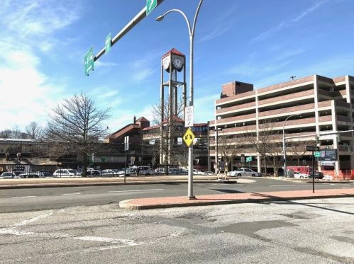 8 Bryant Cres, White Plains NY  10605-2724 exterior