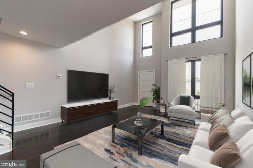 1607 3rd St, Philadelphia, PA 19122-3002