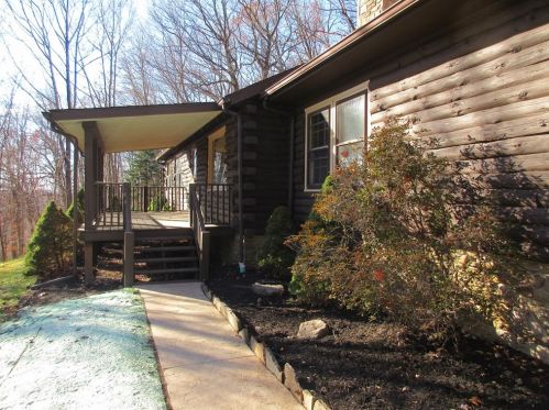 852 Youngstown Ridge Rd, Latrobe PA  15650-3708 exterior