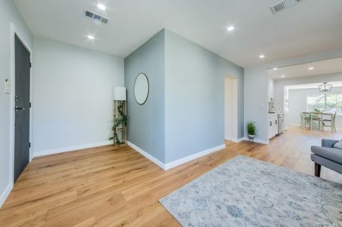 17602 Collins St, Van Nuys CA  91316-1245 exterior