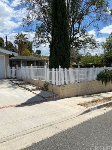 27714 Foxlane Dr, Santa Clarita, CA 91351-2811