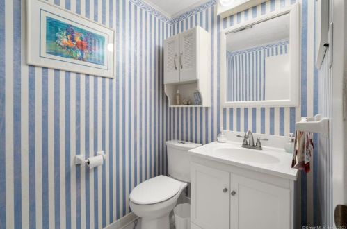 10 Lee Dr, Lyme CT  06371-2111 exterior