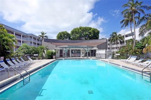 2265 Gulf Dr, Sanibel FL  33957-6122 exterior