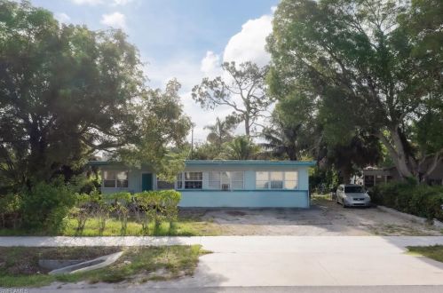 1915 Shadowlawn Dr, Naples, FL 34112-3806