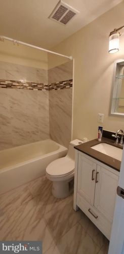 425 Reneau Way, Herndon VA  20170-4521 exterior