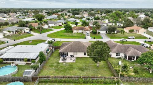 1910 Dorado Ln, Fort Pierce FL 34953-1826 exterior