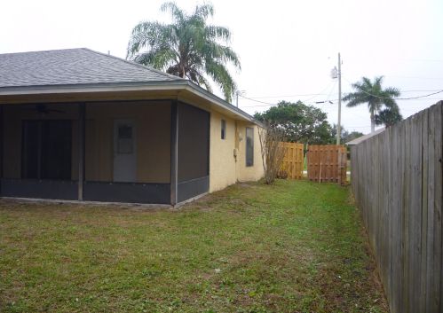 592 Nome Dr, Fort Pierce, FL 34984-8944