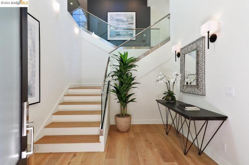 963 Grosvenor Pl, Oakland, CA 94610-2510