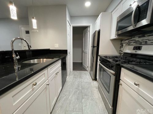 10 Ayres Ct, East Brunswick NJ  08816-1860 exterior