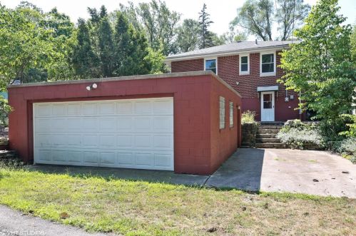 8630 Maple Ave, Gary, IN 46403-1423