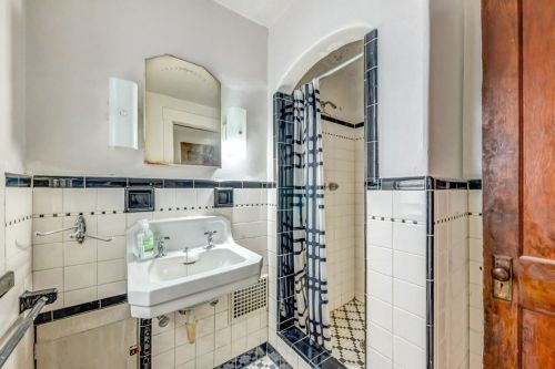 1025 Chartiers Ave, Pittsburgh PA  15220-4852 exterior