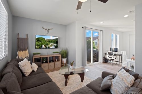 28071 Catherine Dr, Santa Clarita, CA 91351-1416