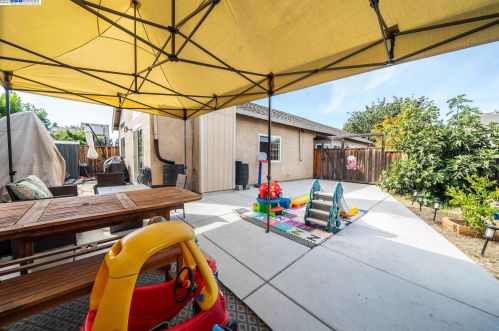 671 Black Pine Dr, San Leandro CA  94577-1374 exterior