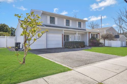 12 Elmay Pl, Elwood, NY 11731-5625