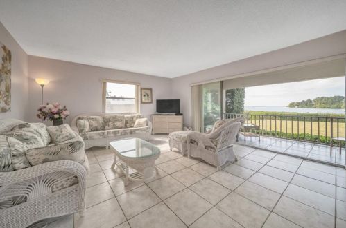 1723 Gulf Rd, Tarpon Springs, FL 34689-2766