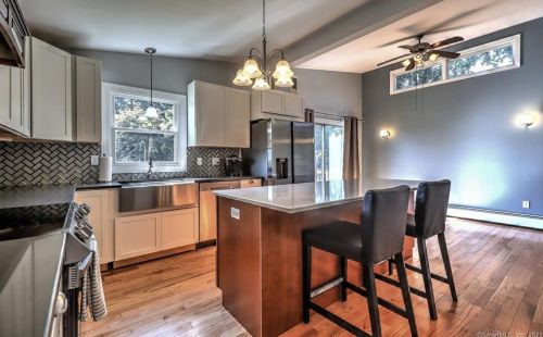 582 Milford Point Rd, Milford CT  06460-5429 exterior