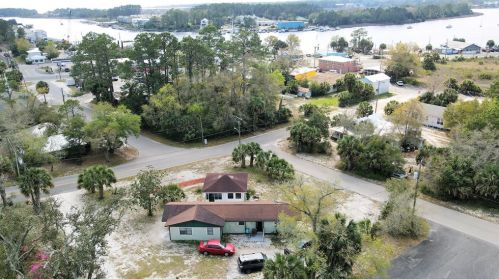 104 1st St, Carrabelle, FL 32322-2172