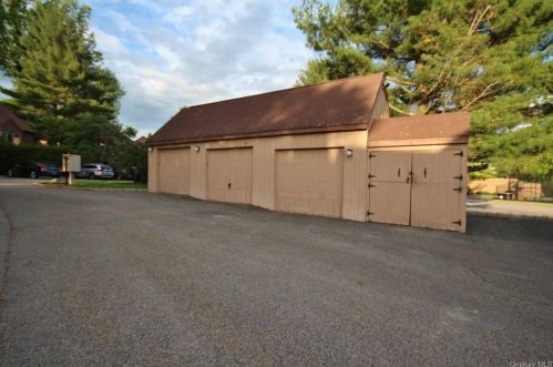 701 Eagle Bay Dr, Crotonville NY  10562-2372 exterior