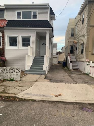 813 Meehan Ave, Far Rockaway NY  11691-5517 exterior