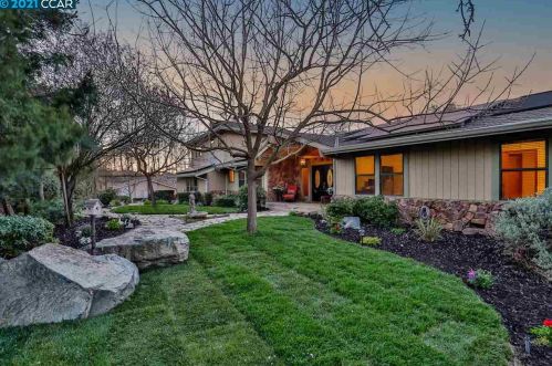 30 Meeks Ln, Oakley, CA 94561-2274
