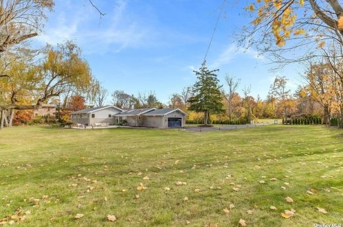 2 Blue Sea Ln, Great Neck NY  11024-1504 exterior