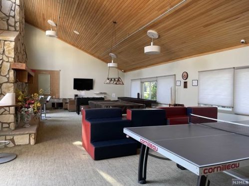 31 Erskine Ct, Mahwah NJ  07430-2014 exterior