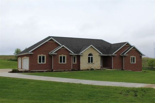 10538 Skylark Dr, Centralia, IA 52068-9442